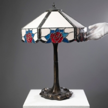 מנורה שולחנית בסגנון טיפאני עשויה רגל מתכת יצוקה ואהיל עשוי עבודת ויטראג'