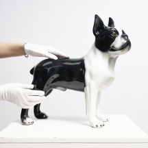 פסל קרמיקה בגודל טבעי בדמות כלב (בולדוג צרפתי), מעוטר בצביעת יד, חתום