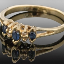 טבעת ישנה עשויה זהב משובצת יהלומים וספירים