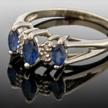 טבעת ישנה עשויה זהב לבן משובצת יהלומים וספירים