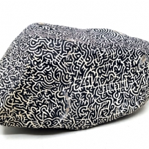 אברהם אינלנדר (Avraham Inlander), סלע עם עיצובים אבסטרקטיים, חתום ומתוארך 1978