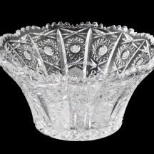 קערת קריסטל עגולה עם מפתח רחב, מעוטרת בעבודת ליטוש ידנית