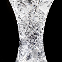 כד קריסטל מעוטר בליטוש עבודת יד, לשפת הבסיס יש צ'יפ קטן ומינורי