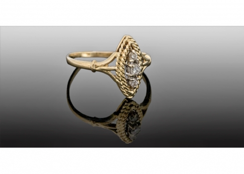 טבעת ישנה עשויה זהב צהוב משובצת 3 יהלומים