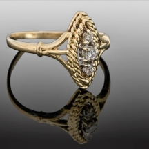 טבעת ישנה עשויה זהב צהוב משובצת 3 יהלומים