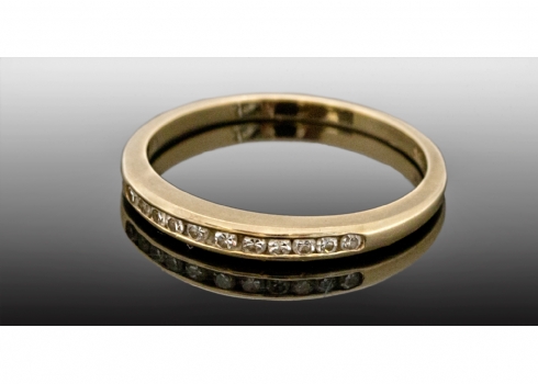 טבעת עשויה זהב צהוב משובצת יהלומים