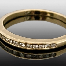 טבעת עשויה זהב צהוב משובצת יהלומים