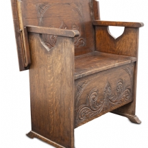 כיסא נזירים (Monks Seat) עתיק עשוי עץ מגולף, 1880-1920 בקירוב