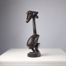 פסלון 'טוקולושה' (Tokoloshe) אפריקאי עתיק בן יותר ממאה שנה