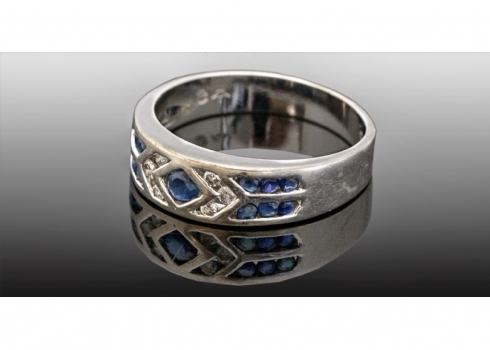 טבעת עשויה זהב לבן משובצת ספירים ויהלומים