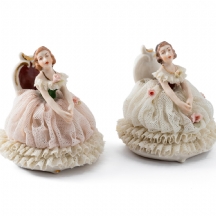 שתי דמויות עם שמלות תחרה יושבות על כיסא, דרזדן (Dresden)