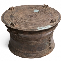 תוף גשם עתיק מדרום מזרח אסיה (ללאוס, קמבודיה או תאילנד) עשוי פליז יצוק