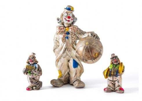 שלושה פסלוני כסף בשיטת האלקטרופורמינג בדמות ליצנים, מעוטרים באמייל