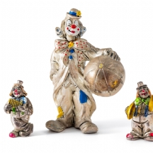 שלושה פסלוני כסף בשיטת האלקטרופורמינג בדמות ליצנים, מעוטרים באמייל