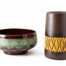 שני כלי קרמיקה, כד מתוצרת 'בית היוצר' בעיצוב צבי אמיתי, חתום