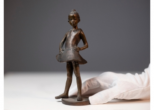 פסלון ברונזה בדמות ילדה, ממוספר וחתום