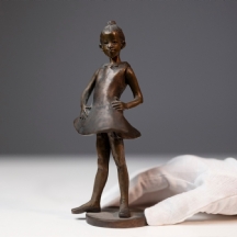 פסלון ברונזה בדמות ילדה, ממוספר וחתום