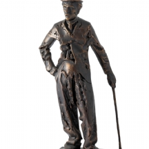 פסל בדמות צ'ארלי צ'פלין עשוי חומר יצוק, חתום ומתוארך