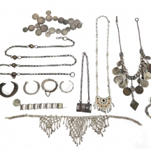 12 תכשיטים אתניים שונים, עשויים כסף נמוך, מטבעות  ומתכות