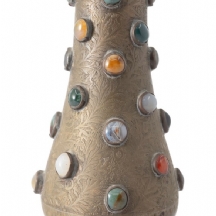 אגרטל הודי עשי פליז מעוטר בעבודת יד ומשובץ אבני חן טבעיות שונות בליטוש קאבושון