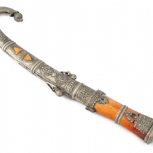 קישוט בצורת פגיון עתיק, עשוי מתכת ועצם צבועה