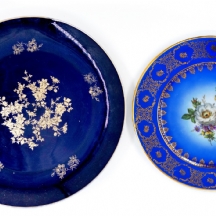 שתי צלחות פורצלן שונות להגשה וכיבוד, מעוטרות וחתומות, יצרנים שונים