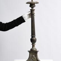 פמוט כנסיה עתיק עשוי ברונזה, שאריות ציפוי כסף