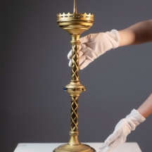 פמוט כנסיה עתיק עשוי נחושת מוזהבת בסגנון הניאו גוטי