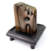 אהרון בצלאל פסל ברונזה מורכב מארבעה חלקים המשתלבים זה בזה, מעמד עץ