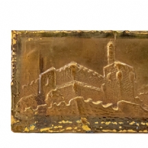 שני חפצי נוי עתיקים: כד ברונזה סורי בעבודת דמשק ותבליט פליז