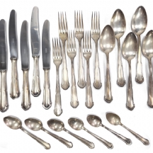 לוט של 24 חלקי סכו"ם כסף גרמני עתיק, חתום: '800'