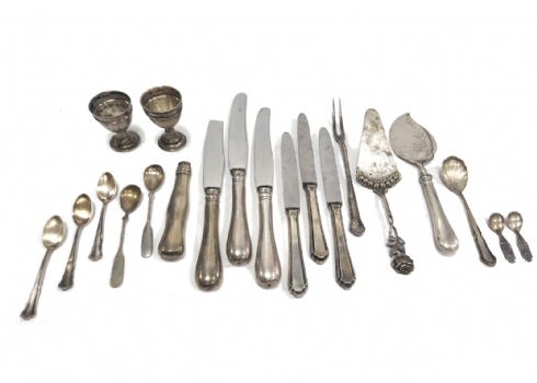 לוט של 19 פרטי סכו"ם שונים, עשויים כסף, יצרנים ודגמים שונים