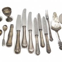 לוט של 19 פרטי סכו"ם שונים, עשויים כסף, יצרנים ודגמים שונים