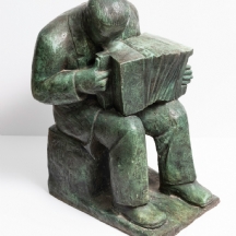 יעקב לוצ'אנסקי (Jacques Loutchansky) - 'נגן האקורדיון' - פסל ברונזה