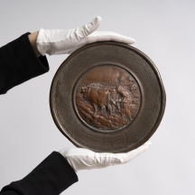 תבליט בצלאל עשוי נחושת מעוטר בדמות "החורש"