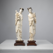 זוג פסלים מחומר טבעי סינים בדמות נשים מגולפים בעבודת יד ובסיסי עץ