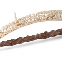 קישוט סיני מגולף בעבודת יד מחומר טבעי, בסיס עץ ייעודי