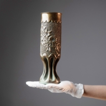 אמנות שוחות (Trench art) - כד עשוי מתרמיל של פגז (התרמיל עצמו משנת 1914)