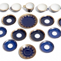 לוט של כלי פורצלן שונים (יצרנים ודגמים שונים), חתומים