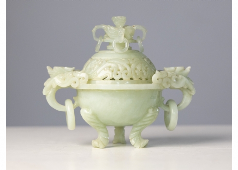 קישוט סיני עתיק עשוי ג'ייד (Jade) מעוצב בצורת קורו (Koro - כלי קטורת יפני)