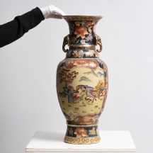 אגרטל רצפה סיני בסגנון סטסומה יפני מעוטר באמייל ובזהב, חתום