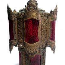 מנורה עתיקה עשויה מתכת וזכוכיות בגוון אדום בורדו