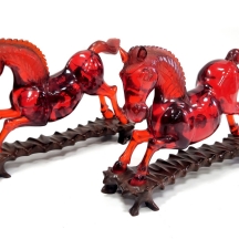 זוג קישוטים סיניים שולחניים עשויים חומר דמוי ענבר בדמות סוסים