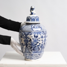 כד דלפט בלגי ומכסה תואם מתוצרת Boch Freres Keramis