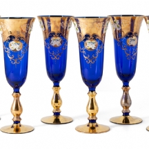 6 גביעי זכוית מורנו איטלקיים, עשויים זכוכית כחולה וזהב, מעוטרים בפרחים