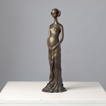 רזיה גרשון (1931-2021) - 'אישה הרה' - פסל ברונזה, פטינה חומה, חתום