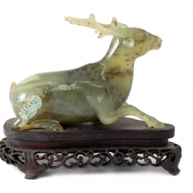 קישוט שולחני סיני בצורת אייל עשוי אבן ירוקה בעל מעמד תואם