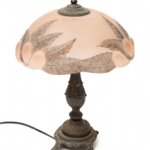 מנורה שולחנית בעלת אהיל זכוכית