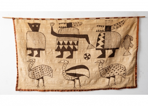 בד קורוהוגו Korhogo cloth עשוי כותנה ארוגה ביד גווני אדמה ובאיורים פיגורטיביים