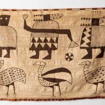 בד קורוהוגו Korhogo cloth עשוי כותנה ארוגה ביד גווני אדמה ובאיורים פיגורטיביים